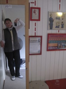 Die Schriftstellerin in dem Zimmer, das die Schneidermeisterin in der Pension Bakkegaard Gæstgiveri Møns Klint dekoriert hat