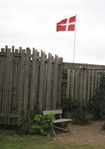 Immer hereinspaziert: dänische Flagge im Kalvehave Labyrintpark auf Südseeland