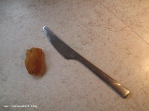 Bernsteintest mit dem Messer